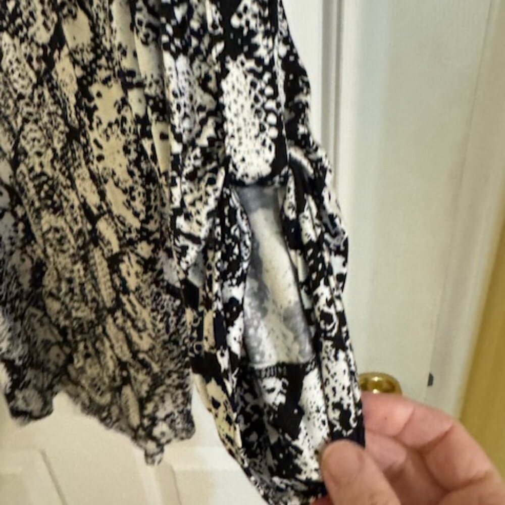 Calvin Klein Black/White Top Roll Tab Sleeve Keyhole Blouse Abstract Print S - Picture 5 of 9